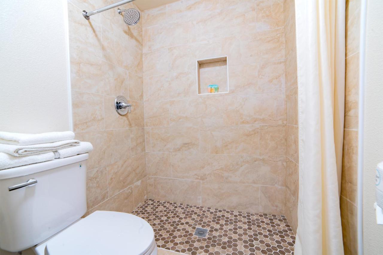Turlock Inn Bagian luar foto