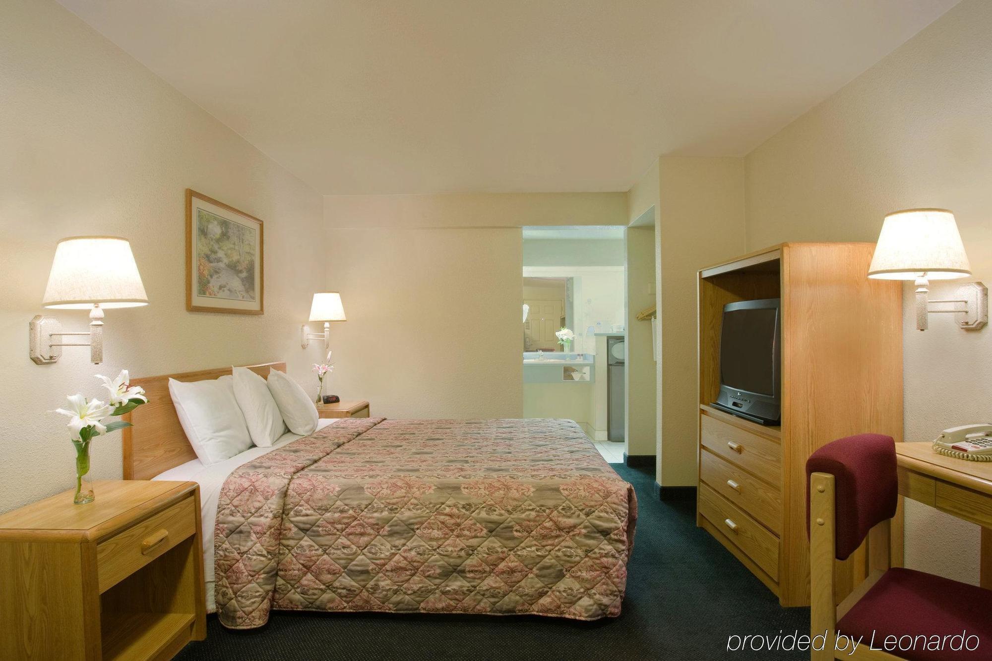Turlock Inn Bagian luar foto