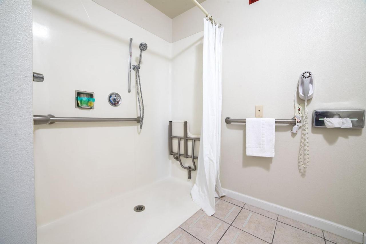 Turlock Inn Bagian luar foto